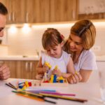 Copilul petrece prea mult timp pe ecrane